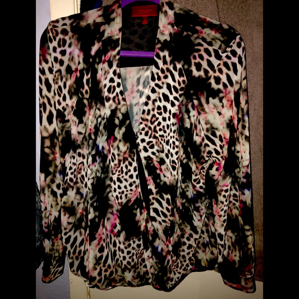 XL Jennifer Lopez Blouse in brand new condition!❤️